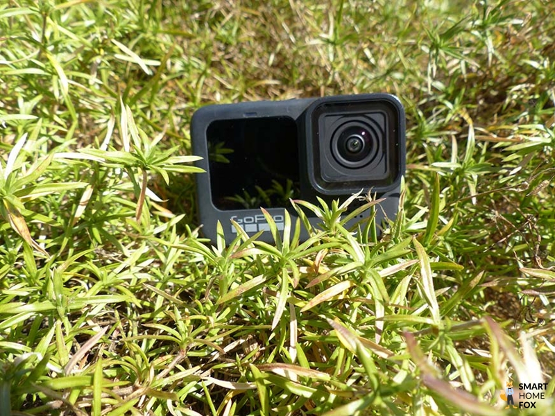 Man sieht die GoPro Hero 9 im Gras stehen.